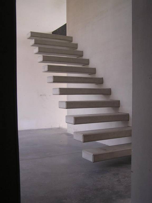 Voile et marches d'escalier en béton préfabriqué