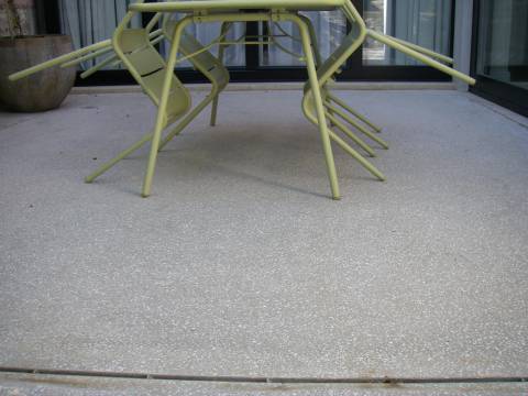 Terrasse en béton poli granito